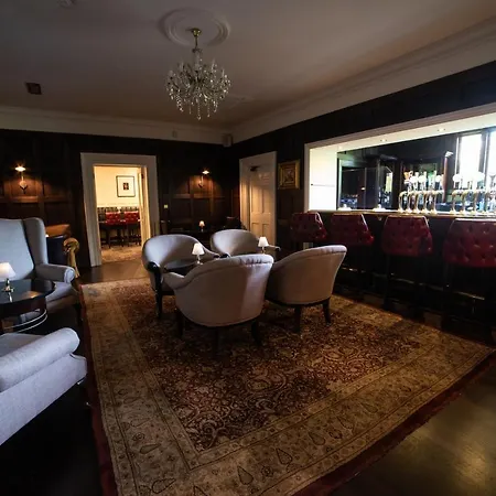 Finnstown Castle 4* לוקאן