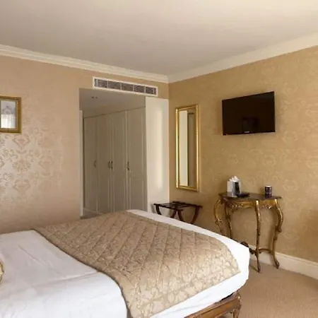 Finnstown Castle מלון