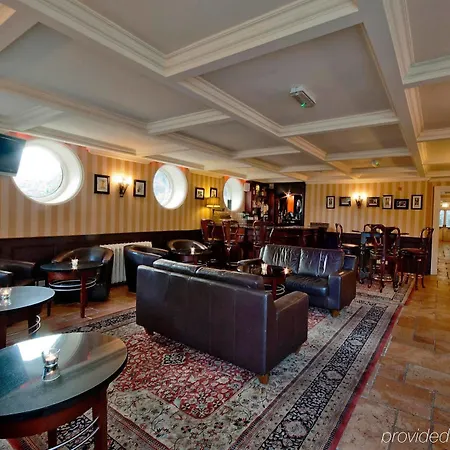 Finnstown Castle מלון 4*