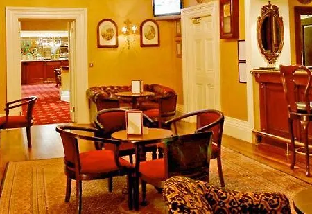 Finnstown Castle מלון 4*